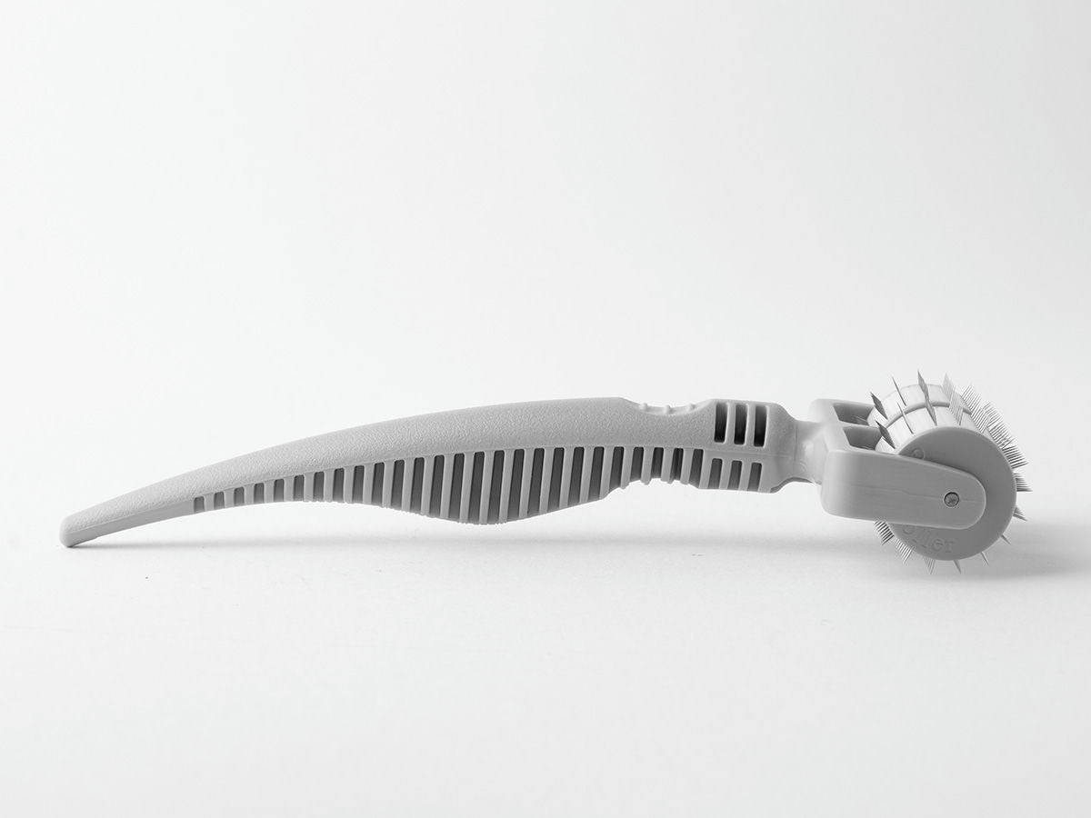 Dermaroller microneedling professionnel 18 rangées d’aiguilles avec profondeur de 2.5 mm